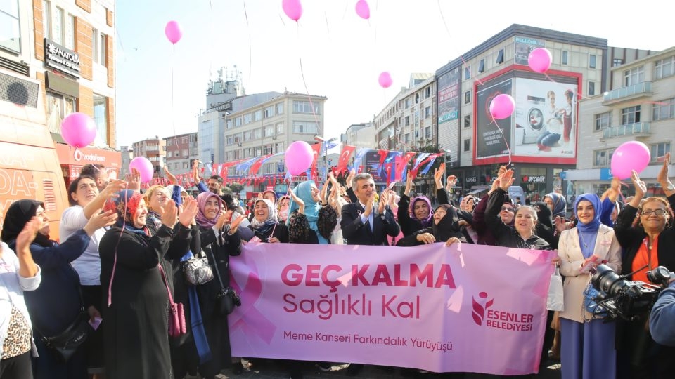 KADINLARDAN MEME KANSERİ İÇİN YÜRÜYÜŞ