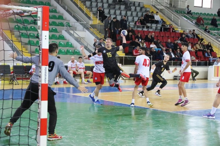 Rizeli hentbolcular evinde 2'de 2 yaparak Galip geldi