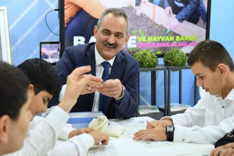 Bakan Mahmut Özer 'farkındalık' zirvesine katıldı
