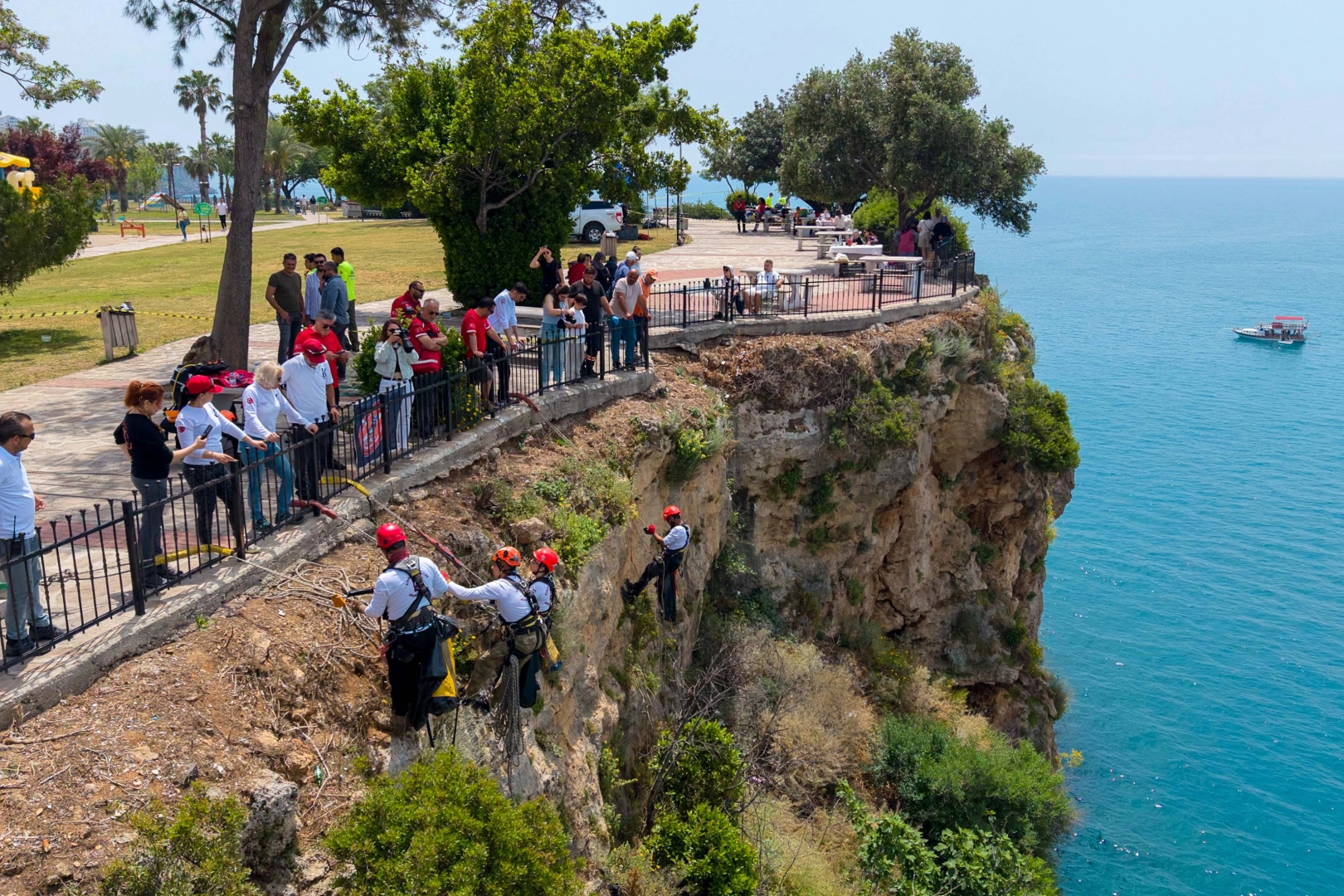 Muratpaşa Falezlerinde Dev Temizlik: 90 Kişilik Ekip Sahadaydı