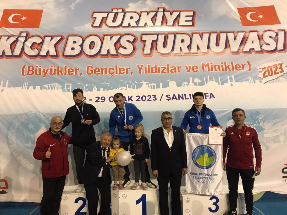 BÜYÜKŞEHİR SPORCULARINDAN KİCK BOKSTA ÜSTÜN BAŞARI