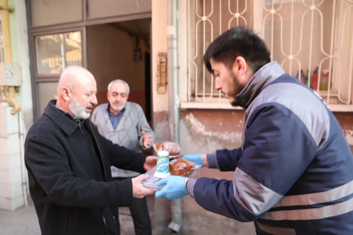 Kocasinan Belediyesi’nden Her Gün Sıcak Yemek Desteği