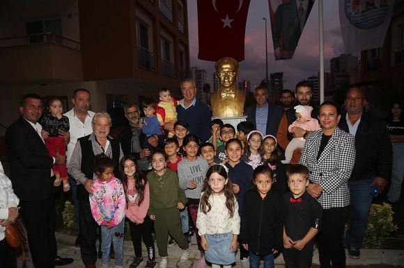 Mezitli’de Atatürk Sevgisini Sitelerine Büstü Yerleştirerek Gösteriyorlar